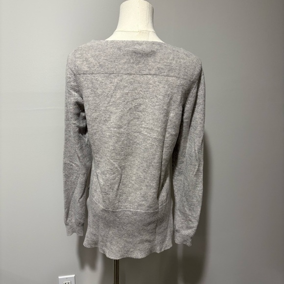 Nanette Lepore Women’s Sweater 100% 2 Ply Cashmere Gray Sz L Soft Luxury Preppy - Picture 4 of 11